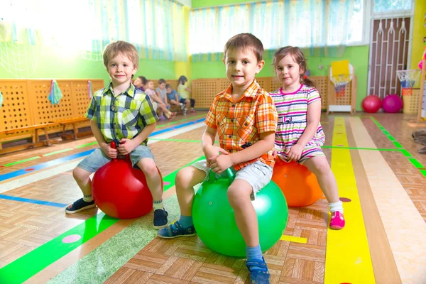 Lindos niños en el gimnasio — Foto de Stock