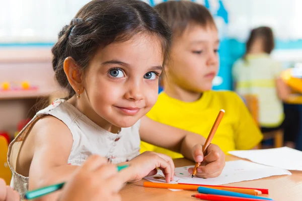 Grupo de lindo poco prescool niños dibujo —  Fotos de Stock