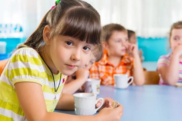 Carino bambino che beve latte — Foto Stock