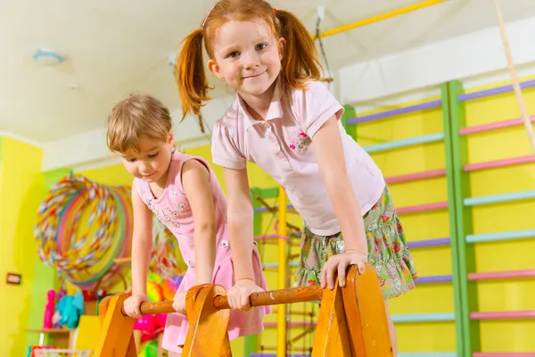 spor salonunda şirin çocuk