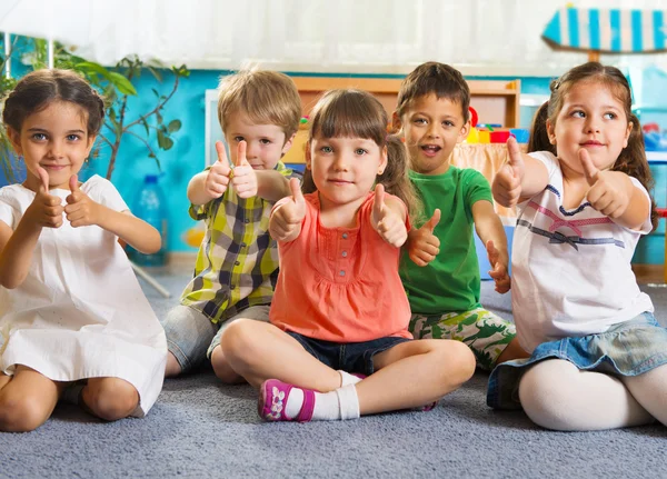 П'ять дітей з великими пальцями вгору Ліцензійні Стокові Фото