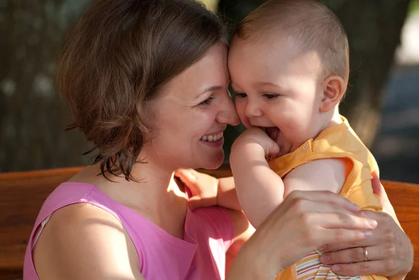 Anne bebeğini seviyor — Stok fotoğraf