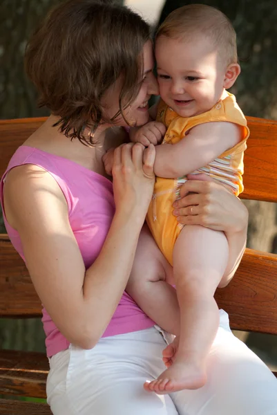 Mère aime son bébé — Photo