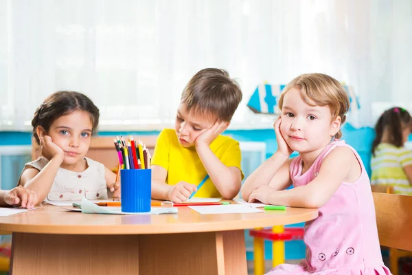 Grupp av söta små prescool barn rita — Stockfoto