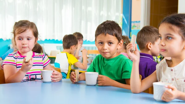 Schattige kleine kinderen consumptiemelk — Stockfoto