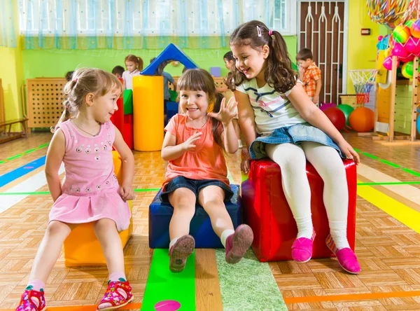 şirin çocuk spor salonunda oyun