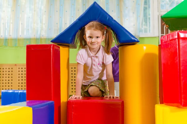 Schattig soller meisje spelen in gym — Stockfoto