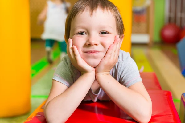 Schattige kleine meisje portret in opvang — Stockfoto