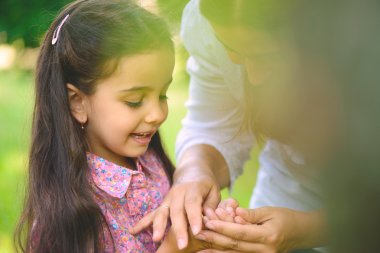 güneşli parkta oynayan İspanyol Aile