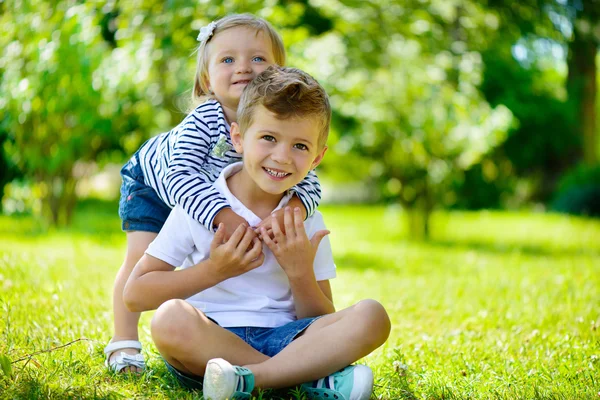 Glückliche Schwester und Bruder zusammen im Park — Stockfoto