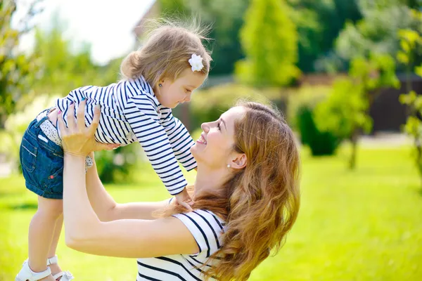 Junge Mutter und süße Tochter spielen — Stockfoto