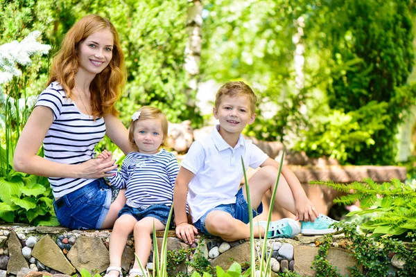 Madre con due bambini estate all'aperto — Foto Stock