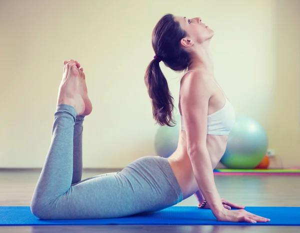 Güzel bir genç kadın yoga egzersiz — Stok fotoğraf