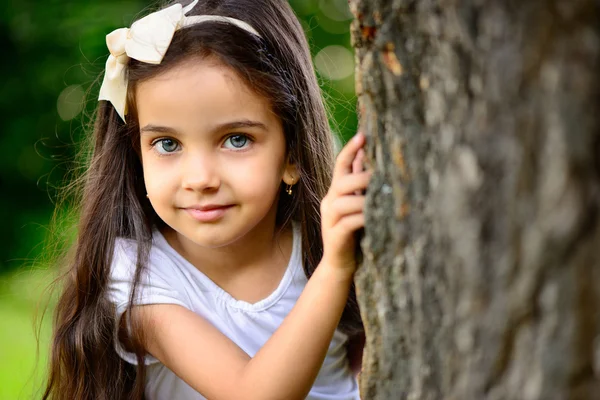 Portret van hispanic meisje in zonnige park — Stockfoto