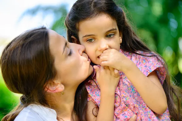 Famiglia ispanica che gioca nel parco soleggiato — Foto Stock