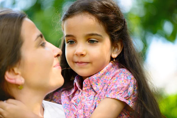 Famiglia ispanica che gioca nel parco soleggiato — Foto Stock