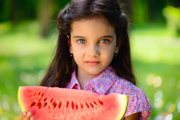 Menina hispânica bonito comer melancia — Fotografia de Stock