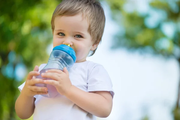 Mignon petit garçon eau potable — Photo