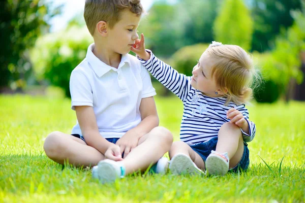 Hermana feliz y hermano juntos en el parque Fotos De Stock Sin Royalties Gratis