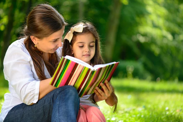 Feliz libro de lectura de la familia latina — Foto de Stock