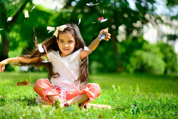 Cute dziewczynka hiszpanin rzucanie konfetti — Zdjęcie stockowe