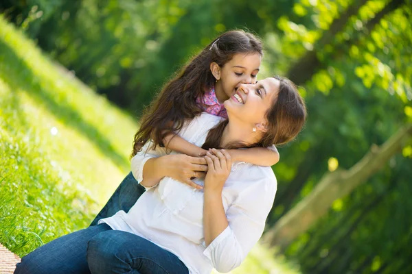 Szczęśliwa młoda matka z córką — Zdjęcie stockowe