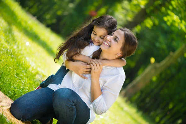 Mutlu genç anne kızıyla birlikte — Stok fotoğraf