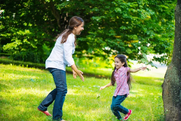 Felice giovane madre con sua figlia — Foto Stock