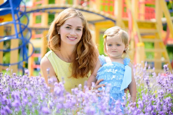 Felice giovane madre con sua figlia — Foto Stock