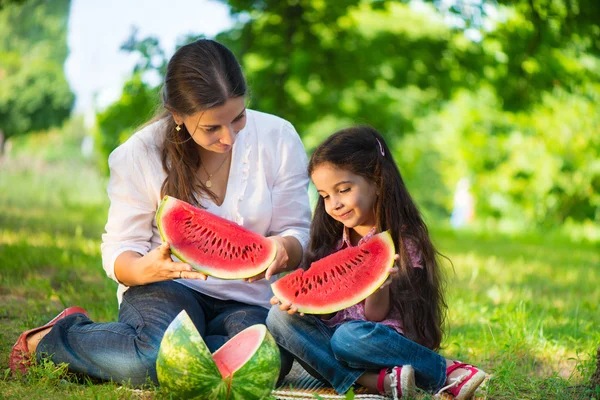 Família indiana feliz comendo melancia — Fotografia de Stock