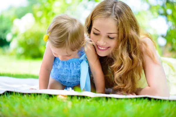 Glückliche junge Mutter mit ihrer Tochter — Stockfoto