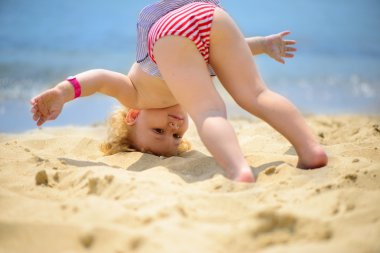 sevimli küçük bebek kız yoga egzersizleri yapmak