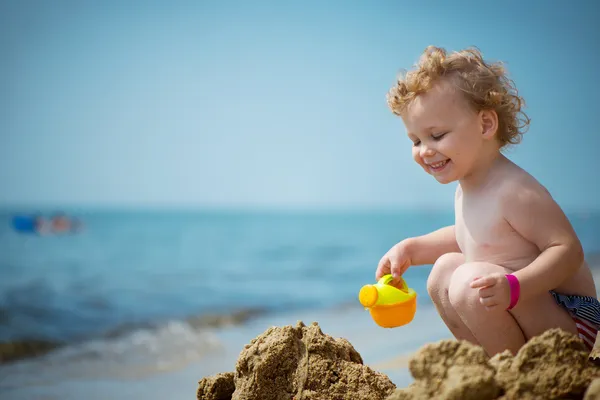 Menina bonito brincando com areia — Fotografia de Stock