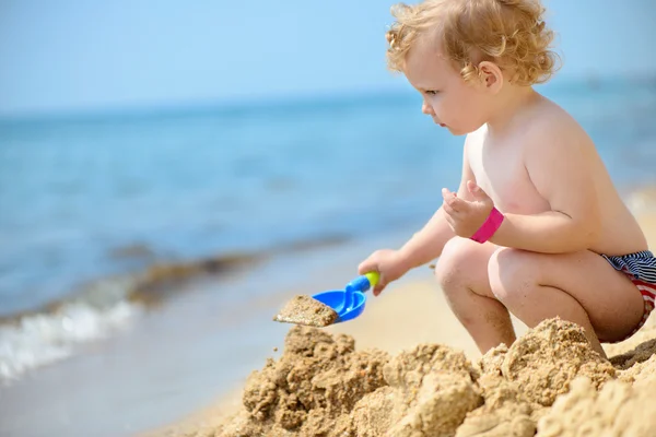 Linda niña jugando con arena — Foto de Stock