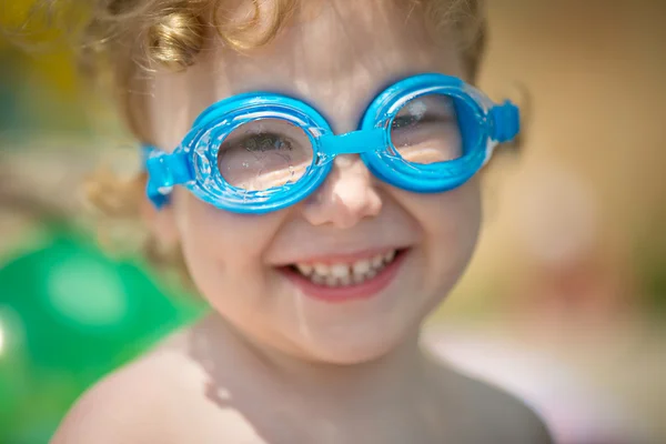 Petite fille drôle dans des verres d'eau — Photo