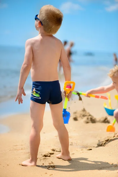 Bonito menino brincando com areia — Fotografia de Stock