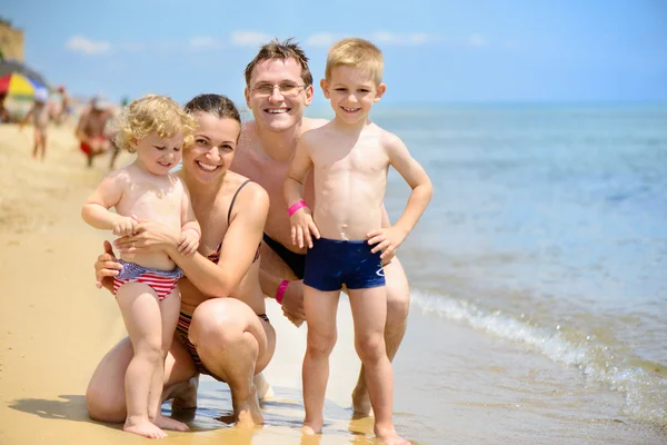 Feliz familia caucásica en la playa del océano — Foto de Stock