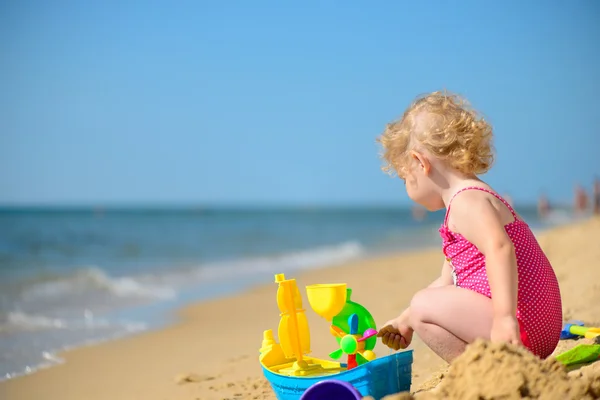 Schattig klein meisje spelen met zand — Stockfoto