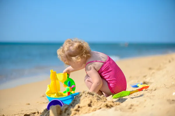 Schattig klein meisje spelen met zand — Stockfoto