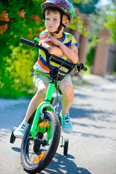 Bonito menino andar de bicicleta — Fotografia de Stock