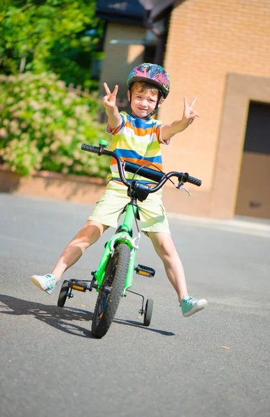 Mignon petit garçon à vélo — Photo