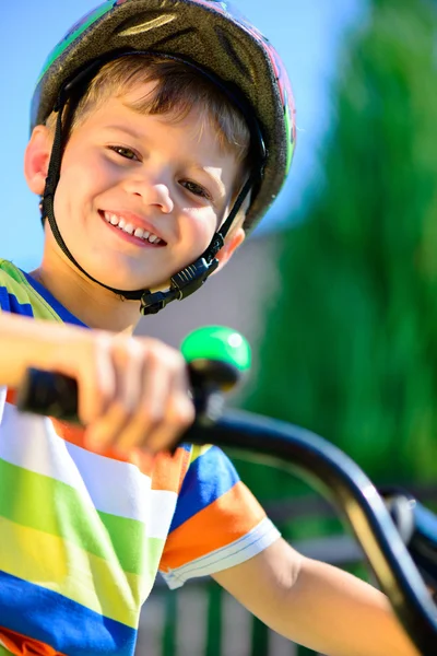 Netter kleiner Junge beim Fahrradfahren — Stockfoto