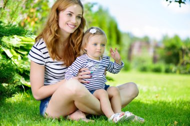 sevimli küçük kızını Park ile genç anne