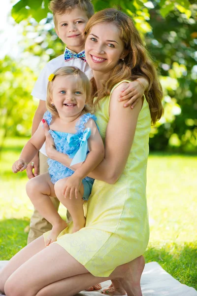 Glückliche Familie im Park — Stockfoto