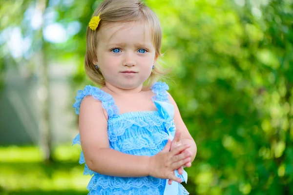 Nettes kleines Mädchen im Kleid im Park — Stockfoto