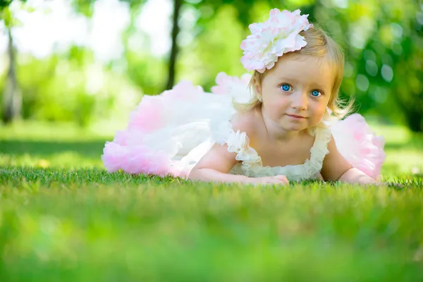 Roztomilá holčička v tutu v parku — Stock fotografie