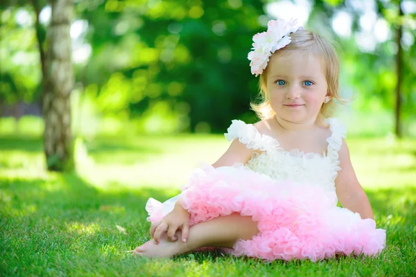 Linda niña en tutú en el parque —  Fotos de Stock