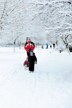 babası ile kışın yürüyen çocuk