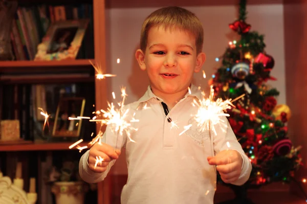 Menino alegre assistindo sparklers — Fotografia de Stock