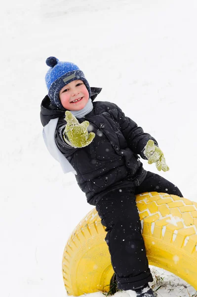 Pieni poika leikkii lumessa — kuvapankkivalokuva
